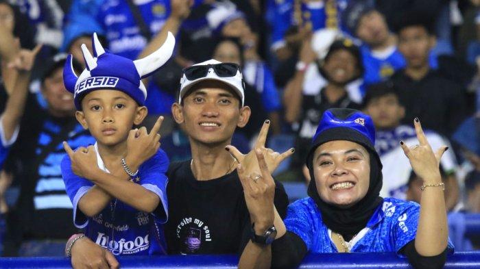 Bobotoh memberikan dukungan kepada Persib Bandung menghadapi Dewa United pada lanjutan Liga 1 2024-2025 di Stadion Gelora Bandung Lautan Api (GBLA), Kota Bandung, Jawa Barat, Jumat (17/1/2025).