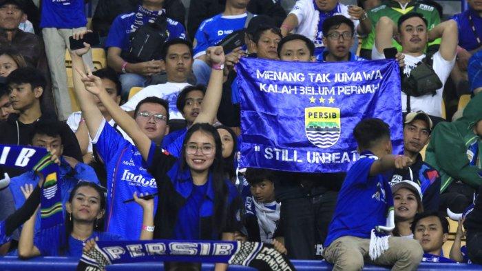 Bobotoh memberikan dukungan kepada Persib Bandung menghadapi Dewa United pada lanjutan Liga 1 2024-2025 di Stadion Gelora Bandung Lautan Api (GBLA), Kota Bandung, Jawa Barat, Jumat (17/1/2025).