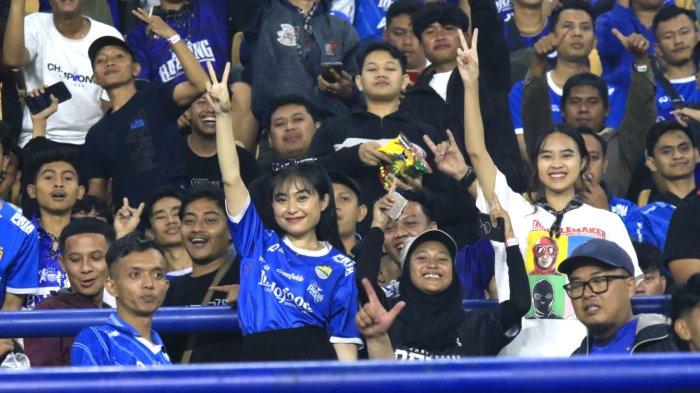 Bobotoh memberikan dukungan kepada Persib Bandung menghadapi Dewa United pada lanjutan Liga 1 2024-2025 di Stadion Gelora Bandung Lautan Api (GBLA), Kota Bandung, Jawa Barat, Jumat (17/1/2025).