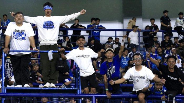 Bobotoh memberikan dukungan kepada Persib Bandung menghadapi Dewa United pada lanjutan Liga 1 2024-2025 di Stadion Gelora Bandung Lautan Api (GBLA), Kota Bandung, Jawa Barat, Jumat (17/1/2025).