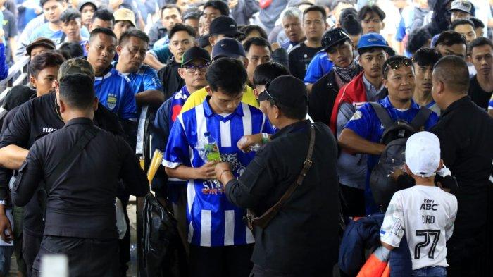 Bobotoh antre di puntu pemeriksaan saat akan memberikan dukungan kepada Persib Bandung menghadapi Dewa United pada lanjutan Liga 1 2024-2025 di Stadion Gelora Bandung Lautan Api (GBLA), Kota Bandung, Jawa Barat, Jumat (17/1/2025).