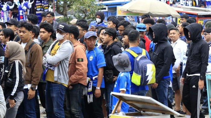 Bobotoh antre di puntu pemeriksaan saat akan memberikan dukungan kepada Persib Bandung menghadapi Dewa United pada lanjutan Liga 1 2024-2025 di Stadion Gelora Bandung Lautan Api (GBLA), Kota Bandung, Jawa Barat, Jumat (17/1/2025).