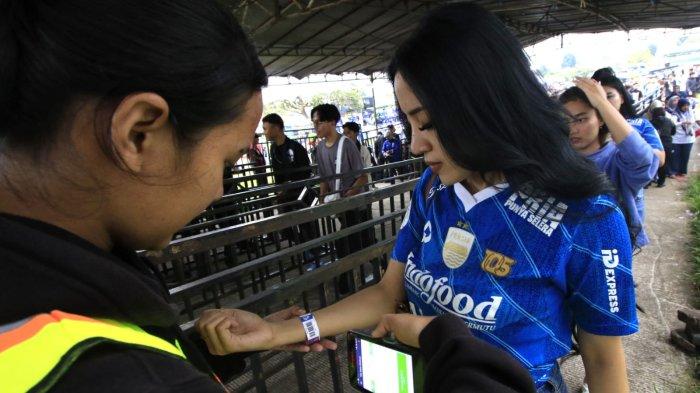 Bobotoh antre di puntu pemeriksaan saat akan memberikan dukungan kepada Persib Bandung menghadapi Dewa United pada lanjutan Liga 1 2024-2025 di Stadion Gelora Bandung Lautan Api (GBLA), Kota Bandung, Jawa Barat, Jumat (17/1/2025).