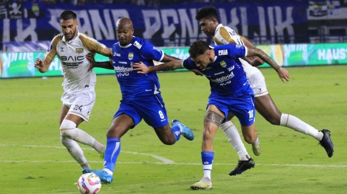 Pemain Persib Bandung, Gervane Kastaneer dan Tyronne del Pino berusaha menguasai bola dari hadangan pemain Dewa United, Angelo Rafael Teixeira dan Brian Fatari pada lanjutan Liga 1 2024-2025 di Stadion Gelora Bandung Lautan Api (GBLA), Kota Bandung, Jawa Barat, Jumat (17/1/2025).