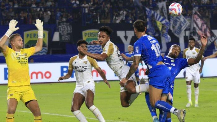 Pemain Persib Bandung, Gervane Kastaneer dan Tyronne del Pino gagal memanfaatkan bola atas saat berebut dengan pemain Dewa United, Alfriyanto Nico Saputro pada lanjutan Liga 1 2024-2025 di Stadion Gelora Bandung Lautan Api (GBLA), Kota Bandung, Jawa Barat, Jumat (17/1/2025).