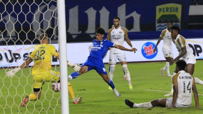 Pemain Persib Bandung, Ryan Kurnia gagal menceploskan bola ke gawang Dewa United setelah berhasil diantisipasi kiper Marciano Stevens pada lanjutan Liga 1 2024-2025 di Stadion Gelora Bandung Lautan Api (GBLA), Kota Bandung, Jawa Barat, Jumat (17/1/2025).
