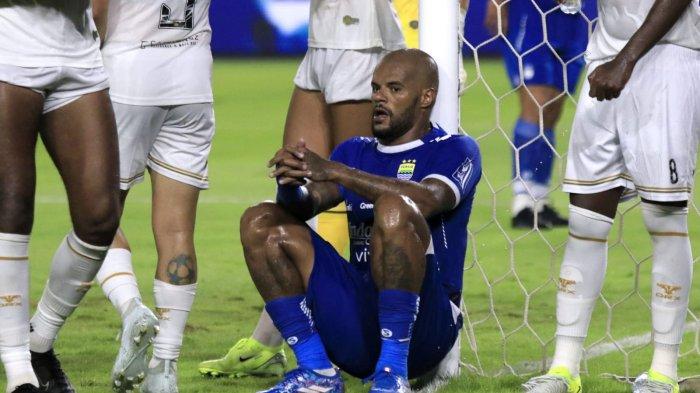 Pemain Persib Bandung, David Da Silva jongkok di tiang gawang Dewa United saat menunggu tendangan sudut pada lanjutan Liga 1 2024-2025 di Stadion Gelora Bandung Lautan Api (GBLA), Kota Bandung, Jawa Barat, Jumat (17/1/2025).