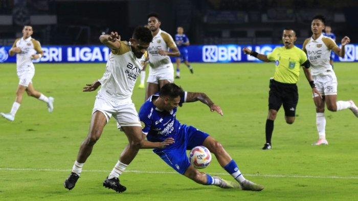 Pemain Persib Bandung, Tyronne del Pino berebut bola dengan pemain Dewa United, Ricki Kambuaya pada lanjutan Liga 1 2024-2025 di Stadion Gelora Bandung Lautan Api (GBLA), Kota Bandung, Jawa Barat, Jumat (17/1/2025).