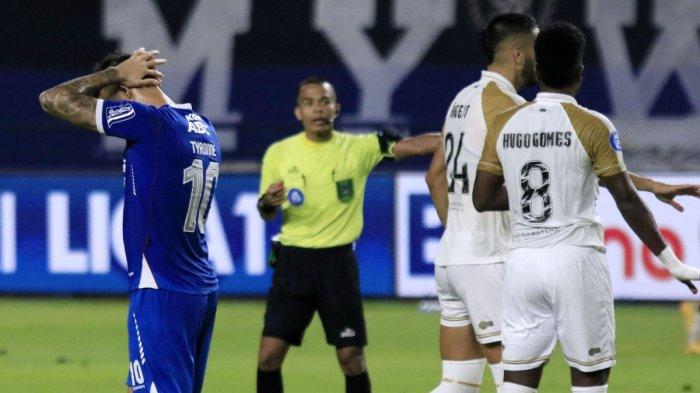 Pemain Persib Bandung, Tyronne del Pino tampak kecewa setelah gagal mencetak gol ke gawang Dewa United pada lanjutan Liga 1 2024-2025 di Stadion Gelora Bandung Lautan Api (GBLA), Kota Bandung, Jawa Barat, Jumat (17/1/2025).