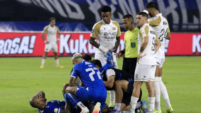 Pemain Persib Bandung, David Da Silva mendapat perawatan tim medis akibat cidera saat menghadapi Dewa United pada lanjutan Liga 1 2024-2025 di Stadion Gelora Bandung Lautan Api (GBLA), Kota Bandung, Jawa Barat, Jumat (17/1/2025).
