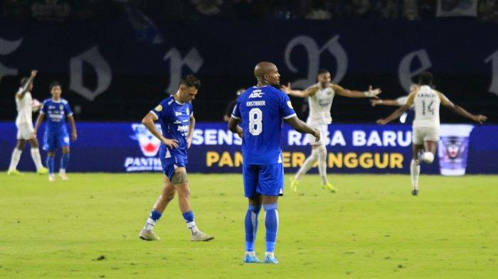 Pemain Persib Bandung, Gervane Kastaneer dan Tyronne del Pino tampak memperlihatkan gestur kekecewaan setelah Dewa United menambah gol pada lanjutan Liga 1 2024-2025 di Stadion Gelora Bandung Lautan Api (GBLA), Kota Bandung, Jawa Barat, Jumat (17/1/2025).