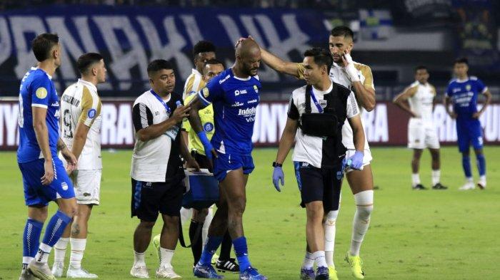 Pemain Persib Bandung, David Da Silva didampingi tim medis berjalan ke luar lapangan akibat cidera saat menghadapi Dewa United pada lanjutan Liga 1 2024-2025 di Stadion Gelora Bandung Lautan Api (GBLA), Kota Bandung, Jawa Barat, Jumat (17/1/2025).