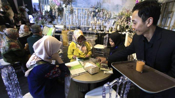 Pengunjung berkonsultasi di salah satu stan pada Pameran Pernikahan Tradisional 2025 di Bale Asri Pusdai Jabar, Jalan Diponegoro, Kota Bandung, Jawa Barat, Sabtu (18/1/2025).