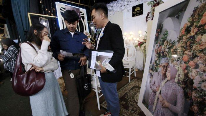 Pengunjung berkonsultasi di salah satu stan pada Pameran Pernikahan Tradisional 2025 di Bale Asri Pusdai Jabar, Jalan Diponegoro, Kota Bandung, Jawa Barat, Sabtu (18/1/2025).
