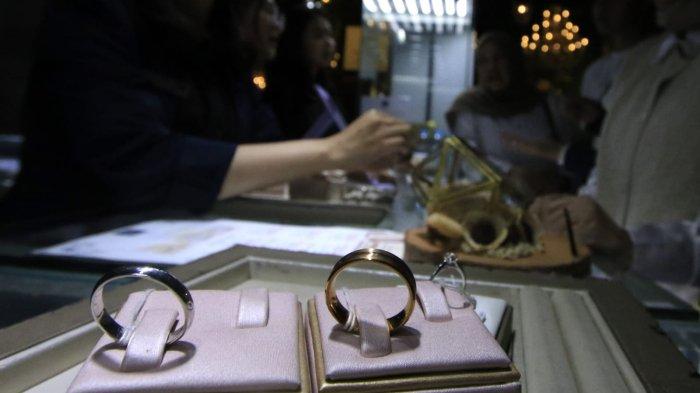 Pengunjung berkonsultasi di salah satu stan pada Pameran Pernikahan Tradisional 2025 di Bale Asri Pusdai Jabar, Jalan Diponegoro, Kota Bandung, Jawa Barat, Sabtu (18/1/2025).