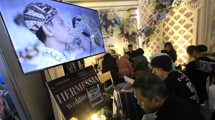 Pengunjung berkonsultasi di salah satu stan pada Pameran Pernikahan Tradisional 2025 di Bale Asri Pusdai Jabar, Jalan Diponegoro, Kota Bandung, Jawa Barat, Sabtu (18/1/2025).