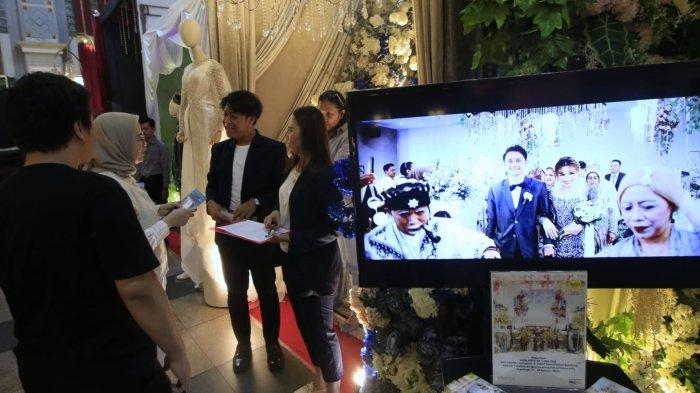 Pengunjung berkonsultasi di salah satu stan pada Pameran Pernikahan Tradisional 2025 di Bale Asri Pusdai Jabar, Jalan Diponegoro, Kota Bandung, Jawa Barat, Sabtu (18/1/2025).