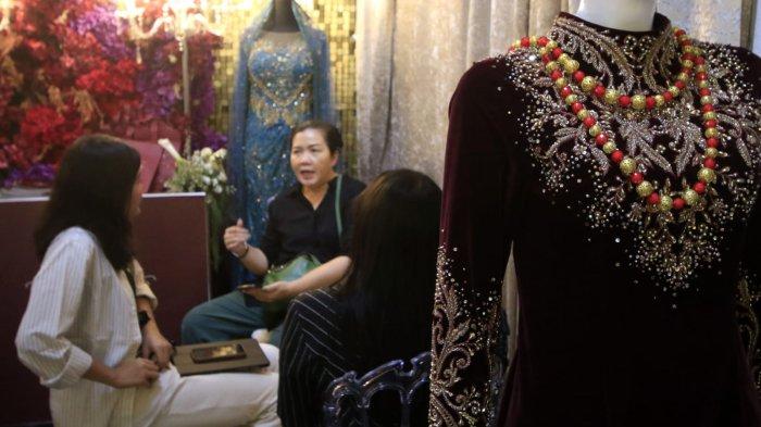 Pengunjung berkonsultasi di salah satu stan pada Pameran Pernikahan Tradisional 2025 di Bale Asri Pusdai Jabar, Jalan Diponegoro, Kota Bandung, Jawa Barat, Sabtu (18/1/2025).