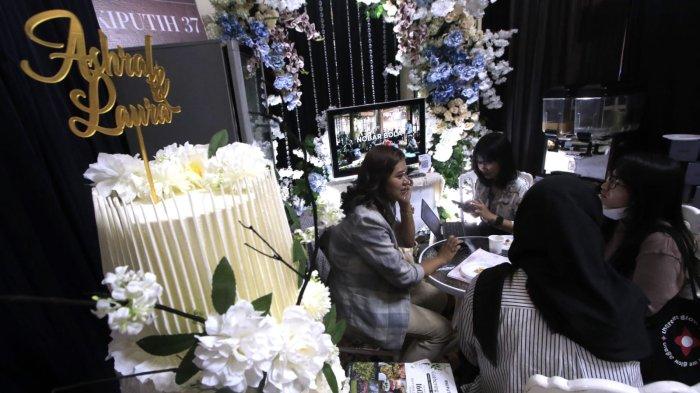 Pengunjung berkonsultasi di salah satu stan pada Pameran Pernikahan Tradisional 2025 di Bale Asri Pusdai Jabar, Jalan Diponegoro, Kota Bandung, Jawa Barat, Sabtu (18/1/2025).
