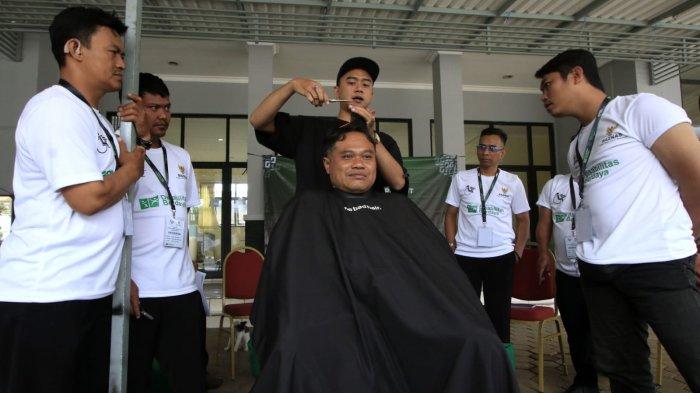 Instruktur dari Golden Barbershop memberikan pelatihan barber atau pangkas rambut kepada sejumlah penyandang disabilitas di BBPVP Bandung, Jalan Gatot Subroto, Kota Bandung, Jawa Barat, Senin (20/1/2025).