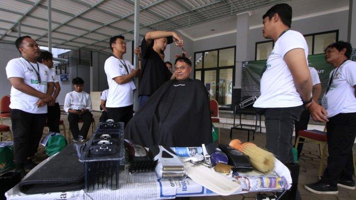 Instruktur dari Golden Barbershop memberikan pelatihan barber atau pangkas rambut kepada sejumlah penyandang disabilitas di BBPVP Bandung, Jalan Gatot Subroto, Kota Bandung, Jawa Barat, Senin (20/1/2025).
