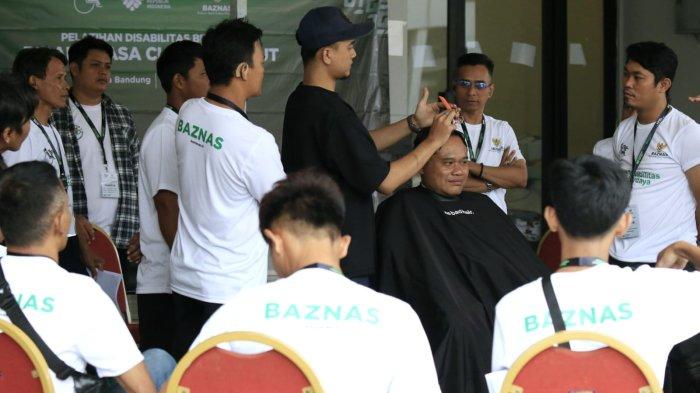 Instruktur dari Golden Barbershop memberikan pelatihan barber atau pangkas rambut kepada sejumlah penyandang disabilitas di BBPVP Bandung, Jalan Gatot Subroto, Kota Bandung, Jawa Barat, Senin (20/1/2025).