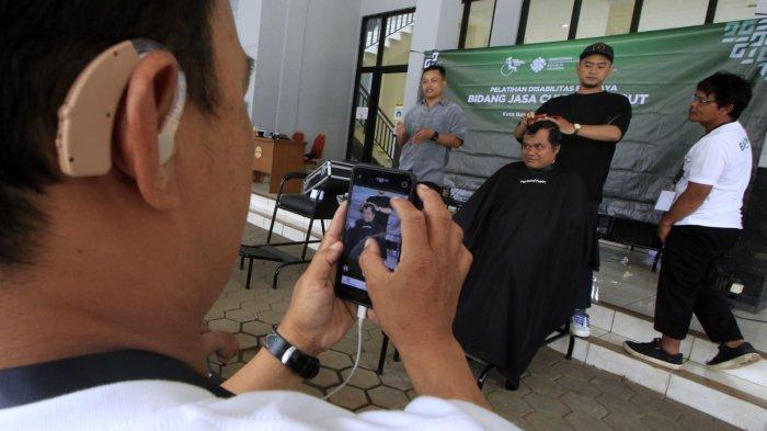 Instruktur dari Golden Barbershop memberikan pelatihan barber atau pangkas rambut kepada sejumlah penyandang disabilitas di BBPVP Bandung, Jalan Gatot Subroto, Kota Bandung, Jawa Barat, Senin (20/1/2025).