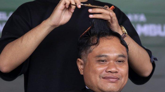 Instruktur dari Golden Barbershop memberikan pelatihan barber atau pangkas rambut kepada sejumlah penyandang disabilitas di BBPVP Bandung, Jalan Gatot Subroto, Kota Bandung, Jawa Barat, Senin (20/1/2025).