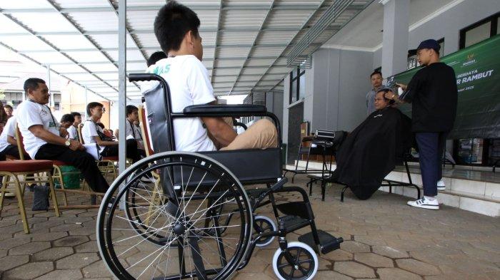Instruktur dari Golden Barbershop memberikan pelatihan barber atau pangkas rambut kepada sejumlah penyandang disabilitas di BBPVP Bandung, Jalan Gatot Subroto, Kota Bandung, Jawa Barat, Senin (20/1/2025).