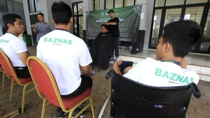 Instruktur dari Golden Barbershop memberikan pelatihan barber atau pangkas rambut kepada sejumlah penyandang disabilitas di BBPVP Bandung, Jalan Gatot Subroto, Kota Bandung, Jawa Barat, Senin (20/1/2025).