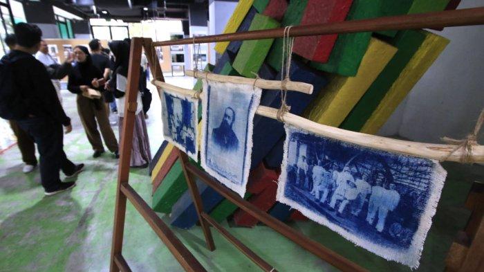 Foto cetak tua dipamerkan pada gelaran Pameran Foto Urban Visual: Kampung Braga bertema 