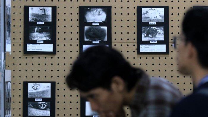 Pengunjung mengamati salah satu foto pada gelaran Pameran Foto Urban Visual: Kampung Braga bertema 