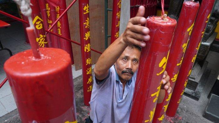 Pekerja menyelesaikan pembuatan lilin merah di Vihara Dharma Ramsi, Gang Ibu Aisah, Jalan Cibadak, Kota Bandung, Jawa Barat, Rabu (22/1/2025).
