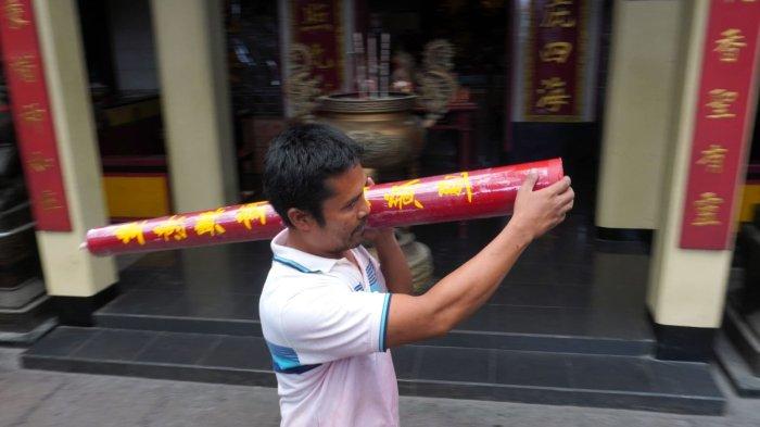 Pekerja menyelesaikan pembuatan lilin merah di Vihara Dharma Ramsi, Gang Ibu Aisah, Jalan Cibadak, Kota Bandung, Jawa Barat, Rabu (22/1/2025).