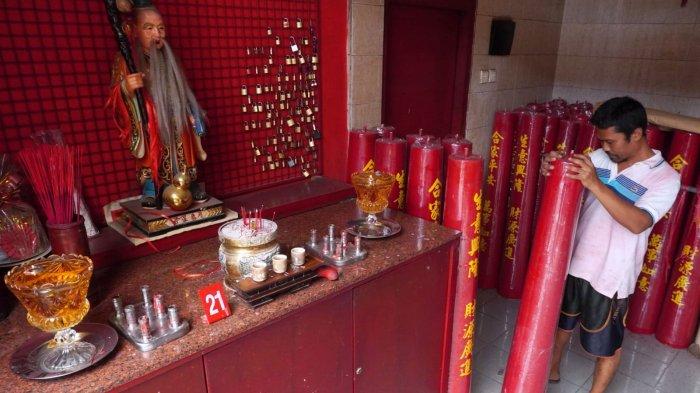 Pekerja menyelesaikan pembuatan lilin merah di Vihara Dharma Ramsi, Gang Ibu Aisah, Jalan Cibadak, Kota Bandung, Jawa Barat, Rabu (22/1/2025).