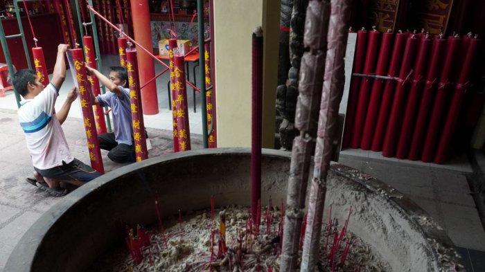 Pekerja menyelesaikan pembuatan lilin merah di Vihara Dharma Ramsi, Gang Ibu Aisah, Jalan Cibadak, Kota Bandung, Jawa Barat, Rabu (22/1/2025).