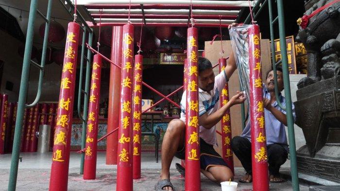 Pekerja menyelesaikan pembuatan lilin merah di Vihara Dharma Ramsi, Gang Ibu Aisah, Jalan Cibadak, Kota Bandung, Jawa Barat, Rabu (22/1/2025).