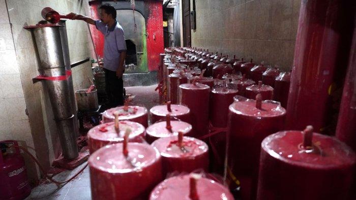 Pekerja menyelesaikan pembuatan lilin merah di Vihara Dharma Ramsi, Gang Ibu Aisah, Jalan Cibadak, Kota Bandung, Jawa Barat, Rabu (22/1/2025).