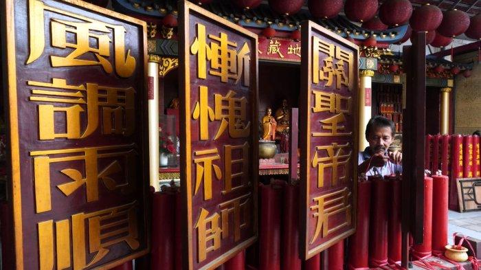 Pekerja menyelesaikan pembuatan lilin merah di Vihara Dharma Ramsi, Gang Ibu Aisah, Jalan Cibadak, Kota Bandung, Jawa Barat, Rabu (22/1/2025).