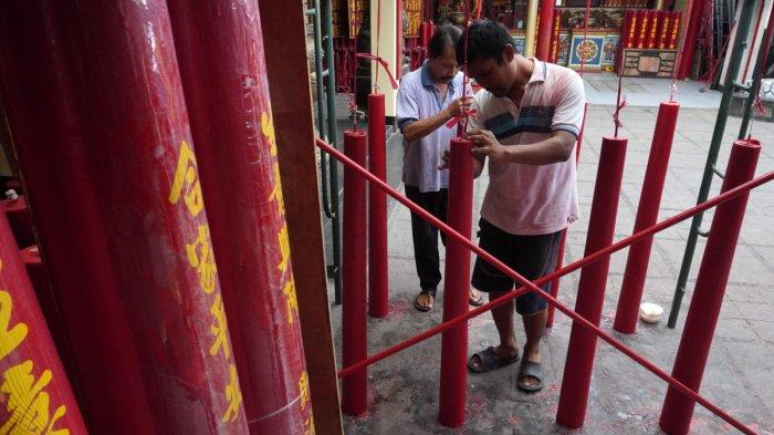 Pekerja menyelesaikan pembuatan lilin merah di Vihara Dharma Ramsi, Gang Ibu Aisah, Jalan Cibadak, Kota Bandung, Jawa Barat, Rabu (22/1/2025).