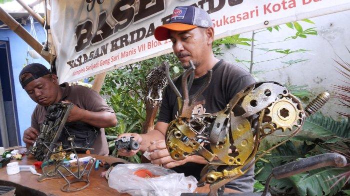 Komunitas Baraya Sabar, Herwin (49) dan Endi Rohaendi (30) merangkai sampah residu keras menjadi karya seni di Base Camp Baraya Sabar, RW 07, Kelurahan Sarijadi, Kecamatan Sukasari, Kota Bandung, Jawa Barat, Kamis (23/1/2025).