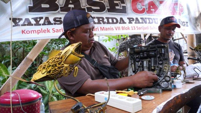 Komunitas Baraya Sabar, Herwin (49) dan Endi Rohaendi (30) merangkai sampah residu keras menjadi karya seni di Base Camp Baraya Sabar, RW 07, Kelurahan Sarijadi, Kecamatan Sukasari, Kota Bandung, Jawa Barat, Kamis (23/1/2025).
