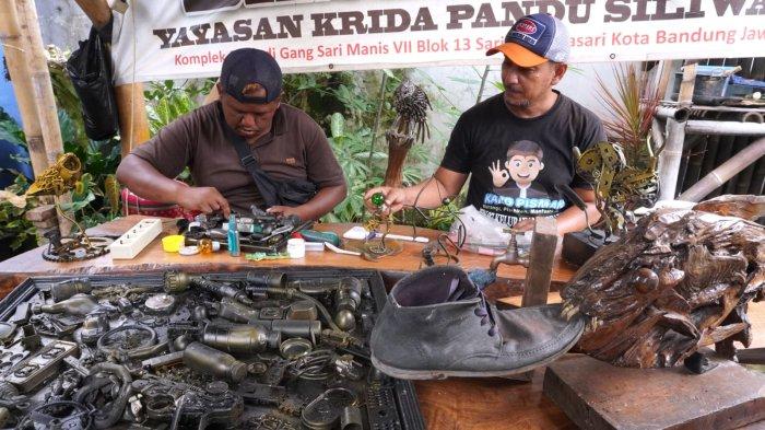 Komunitas Baraya Sabar, Herwin (49) dan Endi Rohaendi (30) merangkai sampah residu keras menjadi karya seni di Base Camp Baraya Sabar, RW 07, Kelurahan Sarijadi, Kecamatan Sukasari, Kota Bandung, Jawa Barat, Kamis (23/1/2025).