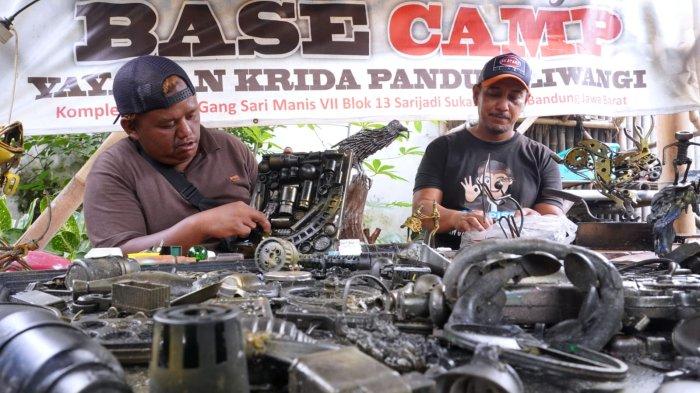 Komunitas Baraya Sabar, Herwin (49) dan Endi Rohaendi (30) merangkai sampah residu keras menjadi karya seni di Base Camp Baraya Sabar, RW 07, Kelurahan Sarijadi, Kecamatan Sukasari, Kota Bandung, Jawa Barat, Kamis (23/1/2025).