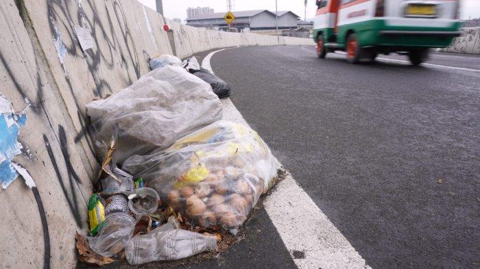Kendaraan bermotor melintasi sampah di Flyover Ciroyom, Kelurahan Ciroyom, Kecamantan Andir, Kota Bandung, Jawa Barat, Jumat (24/1/2025).