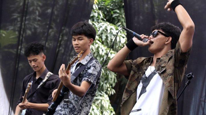 The Timun Hanken tampil sebagai band pembuka bintang tamu Bernadya pada Pentas Seni (Pensi) Garuda Vol IV, di SMA BPPI Baleendah, Kabupaten Bandung, Jawa arat, Sabtu (25/1/2025).