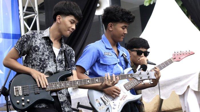 The Timun Hanken tampil sebagai band pembuka bintang tamu Bernadya pada Pentas Seni (Pensi) Garuda Vol IV, di SMA BPPI Baleendah, Kabupaten Bandung, Jawa arat, Sabtu (25/1/2025).