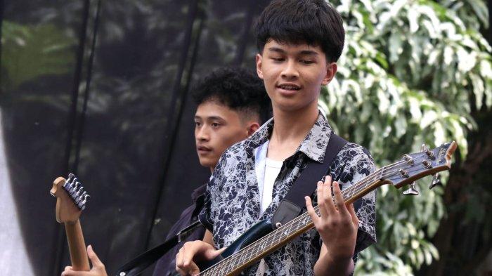 The Timun Hanken tampil sebagai band pembuka bintang tamu Bernadya pada Pentas Seni (Pensi) Garuda Vol IV, di SMA BPPI Baleendah, Kabupaten Bandung, Jawa arat, Sabtu (25/1/2025).