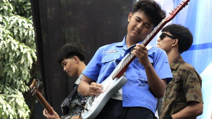 The Timun Hanken tampil sebagai band pembuka bintang tamu Bernadya pada Pentas Seni (Pensi) Garuda Vol IV, di SMA BPPI Baleendah, Kabupaten Bandung, Jawa arat, Sabtu (25/1/2025).