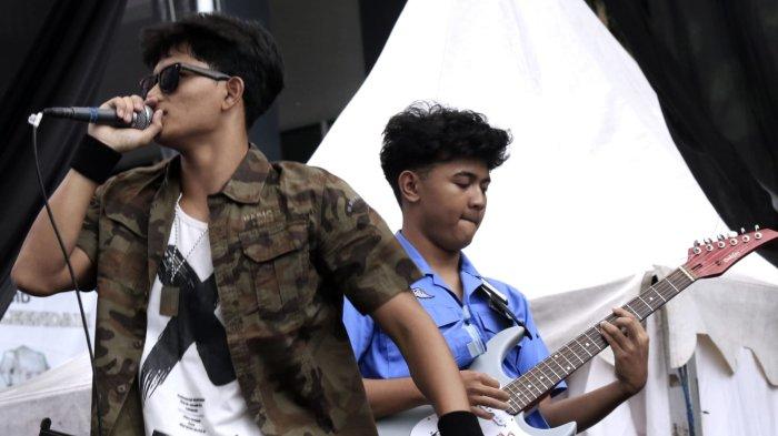 The Timun Hanken tampil sebagai band pembuka bintang tamu Bernadya pada Pentas Seni (Pensi) Garuda Vol IV, di SMA BPPI Baleendah, Kabupaten Bandung, Jawa arat, Sabtu (25/1/2025).